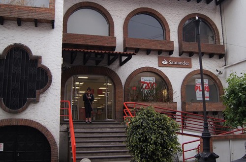 A branch of Santander Bank in Mexico.