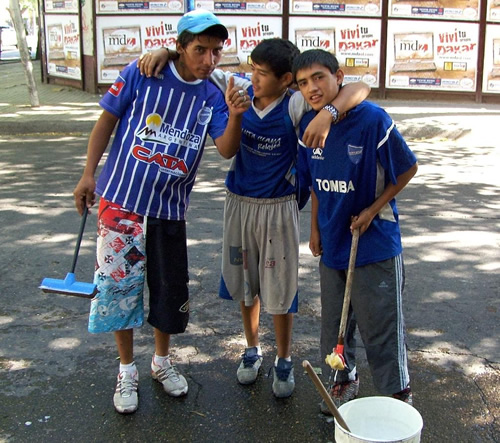 Boys clearing windshields in Mendoza.