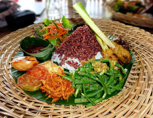 A dinner on a straw plate in Indonesia.