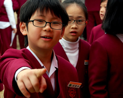 Living in Korea: A child pointing.