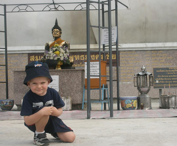 A family visit to the local wat in Bangkok, Thailand