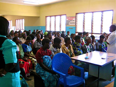 Midwives speak to mothers.