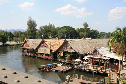 Cafes in Thailand in houses on a river