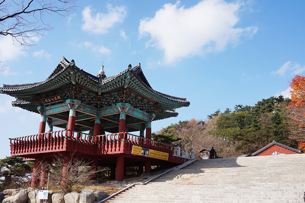 A small colorful temple in South Korea.