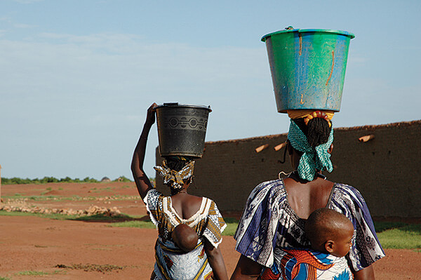 Women carrying water in Niger.